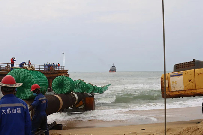 尼日尔-贝宁原油外输管线项目海上终端工程-近岸段海底管线均已顺利拖拉就位