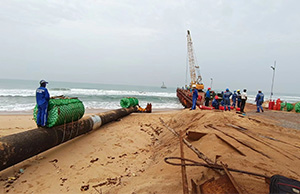 尼日尔-贝宁原油外输管线项目海上终端工程-近岸段海底管线均已顺利拖拉就位